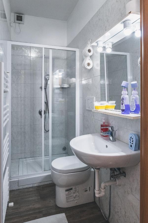 Bulldog Station Apartments With Private Wc, Ac, Tv Mestre Exterior foto