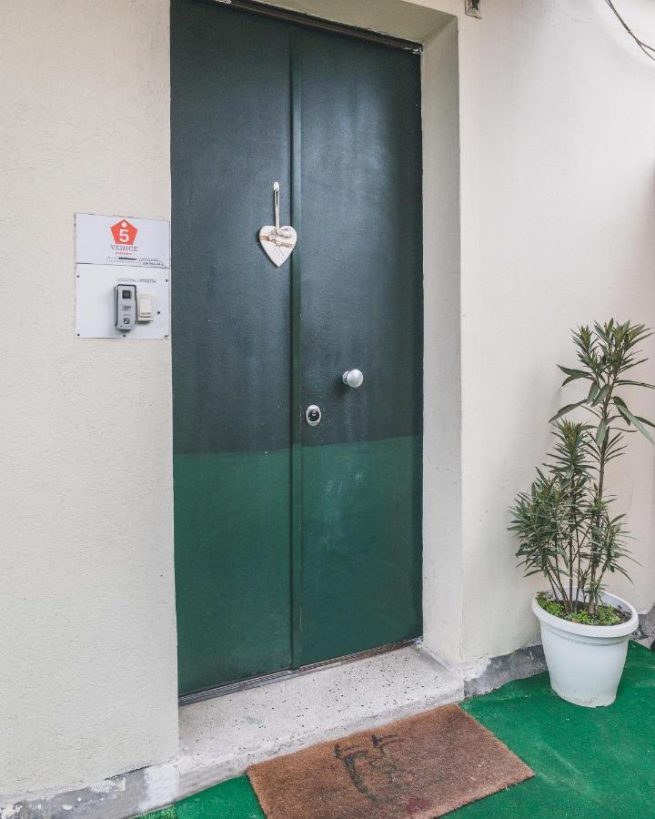 Bulldog Station Apartments With Private Wc, Ac, Tv Mestre Exterior foto